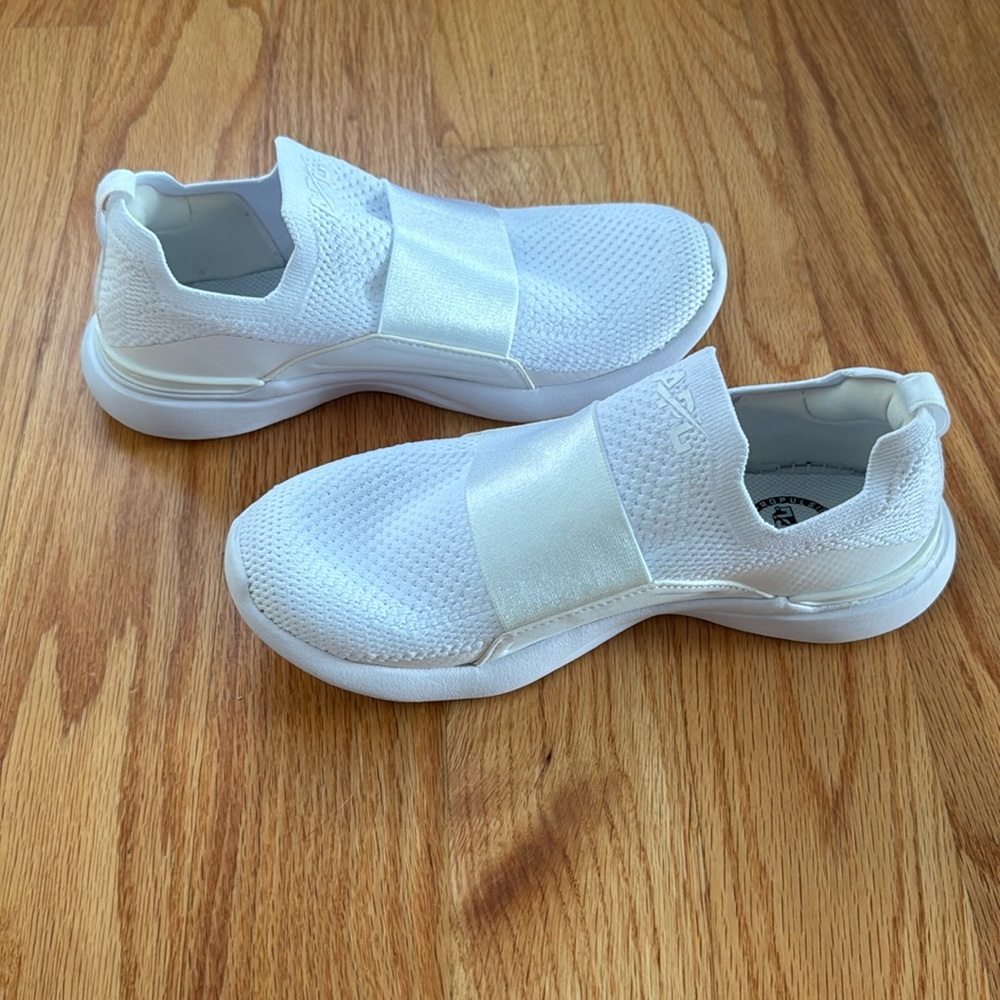APL white techloom bliss size 6.5 sneakers